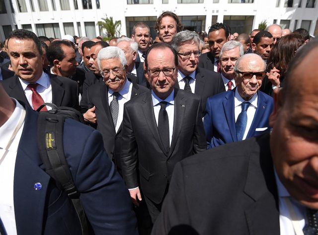 François Hollande entouré de Béji Caïd Essebsi et de Mahmoud Abbas à Tunis.