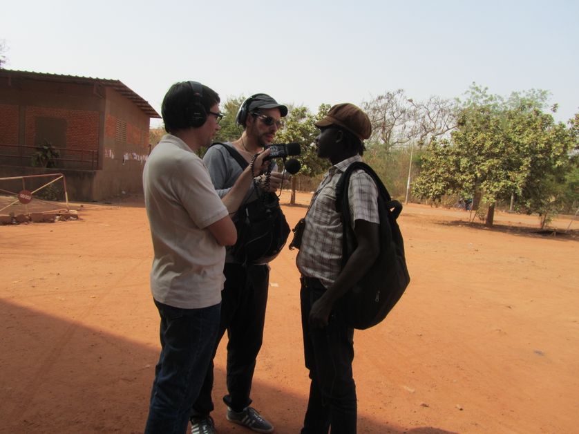 De gauche à droite: Charles Le Gargasson, Florian Delorme & Serge Bayala , sur le campus de l'université Ouaga II