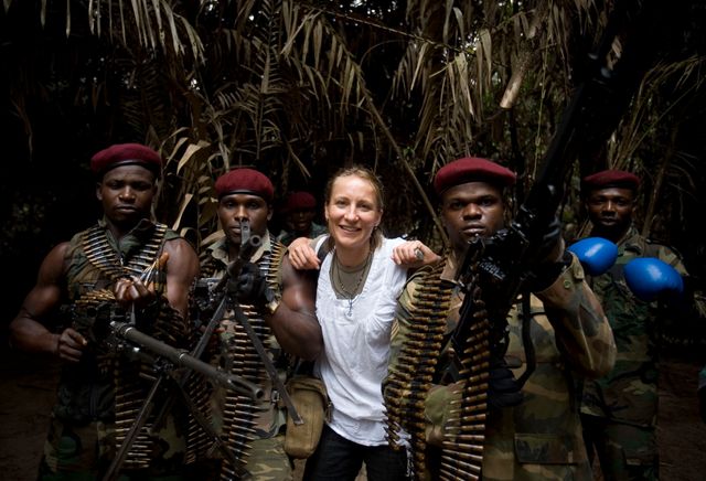 Véronique de Viguerie, au Nigéria, avec des hommes du Mend.