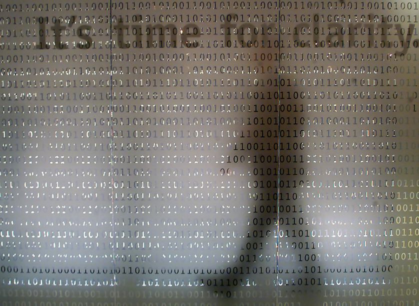 écran de code binaire au "CeBIT" (salon des technologie de l'information et de la bureautique), à Hanovre le 24 février 2000.