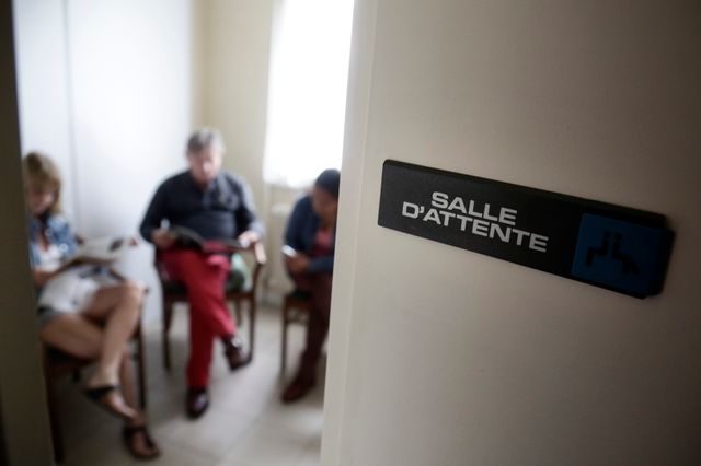 Visite médicale chez un médecin généraliste : des patients dans une salle d attente (août 2014)