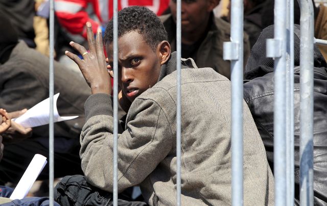 Un migrant récupéré en mer par la marine italienne