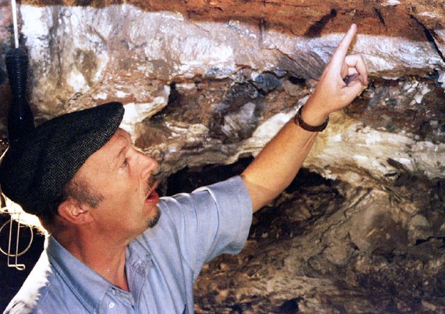 Le découvreur de Little Foot, Ronald Clarke, montre l’endroit où il a découvert les quatre os du pied fossilisés dans une grotte