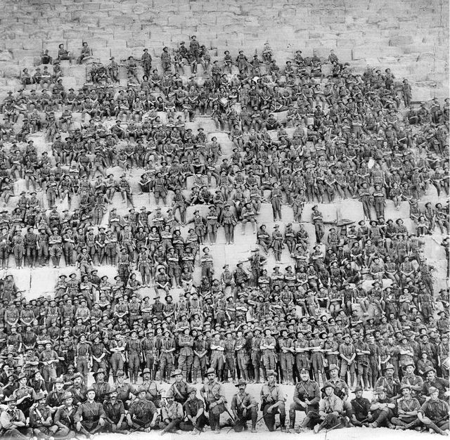Les soldats du 11ème bataillon posant devant la Grande Pyramide de Gizeh, le 10 janvier 1915, avant de débarquer à Gallipoli