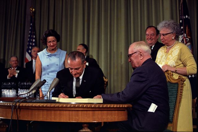 Le président Johnson officialise la mise en vigueur de Medicare Bill en présence de Harry Truman le 30 juillet 1965