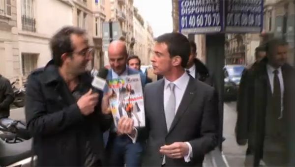 Cyrille Eldin interview Manuel Valls, qui brandit un exemplaire de VSD...