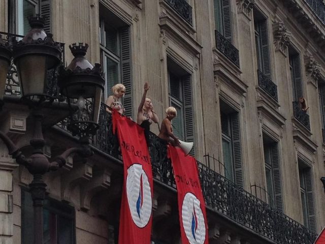 Les Femen perturbent le discours de Marine Le Pen
