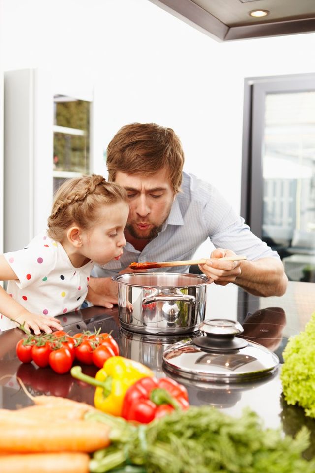 Jeune homme et sa fille en train de cuisiner
