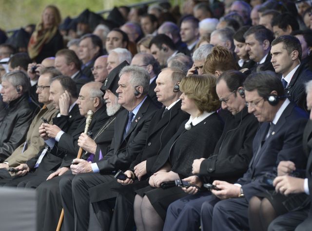 Le président russe Vladimir Poutine aux côtés de François Hollande, à Erevan, en Arménie