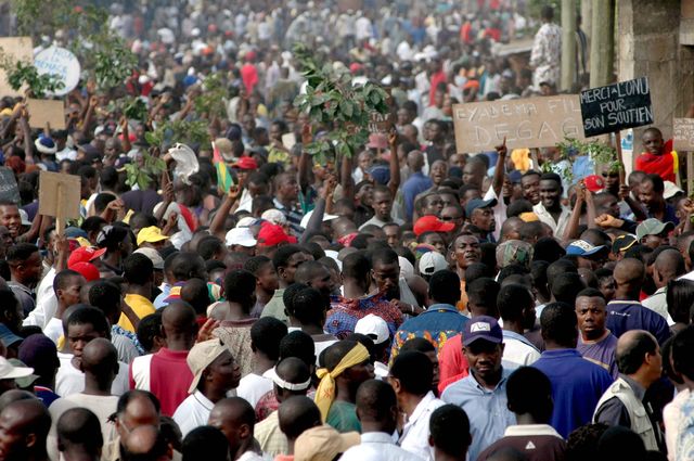 19 février 2005, Lome, Togo. Près de 15 000 personnes manifestent contre l'installation de Faure Gnassingbe au pouvoir.