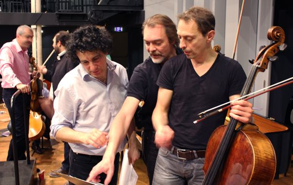 Alain Altinoglu, le violoniste Jean-Marc Phillips-Varjabédian et son frère, le violoncelliste Xavier Phillips. © Victor Tribot Laspière