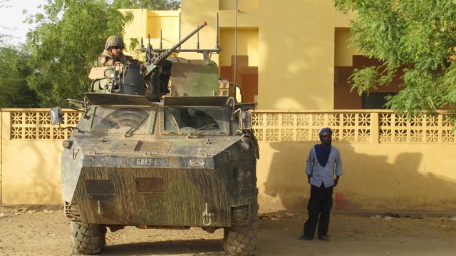 Soldats français de la force Barkhane dans le centre-ville de Gao