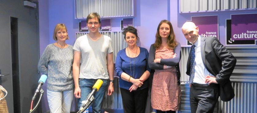 Fin d'émission l'équipe pose : Brigitte Gautrand, Pierre Torrès, Aline Pailler, Elodie Chaumette & Nicolas Hénin ( de g.à d.)