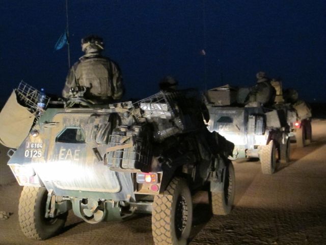 Colonne de blindés français sur le plateau de Batal, à 15 km au nord de Gao, pendant une patrouille nocturne