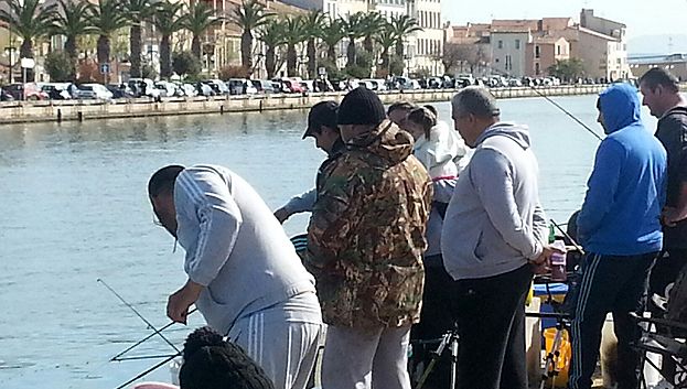 Les Pecheurs Envahissent Les Quais Du Canal De Caronte A Martigues