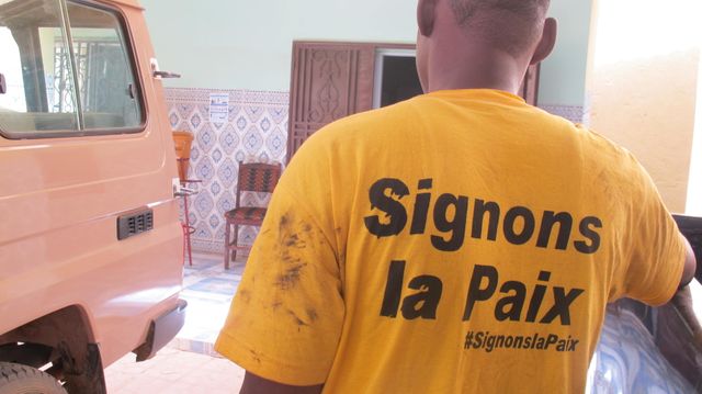 Un jeune de Gao porte un t-shirt en soutien au processus de paix