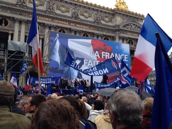 Les militants du Front National se sont rassemblés place de l'Opéra pour le discours de Marine Le Pen.