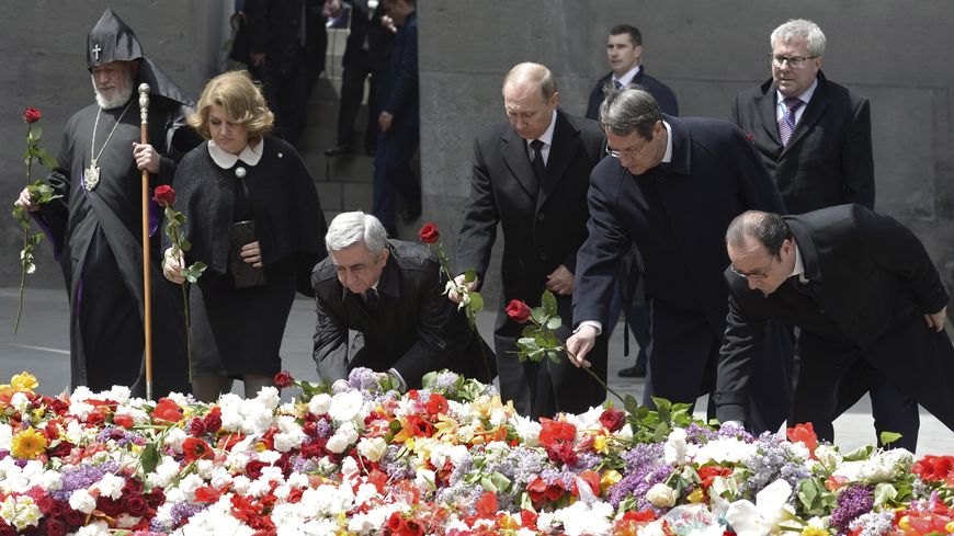 Garéguine II, Serge Sarkissian, Níkos Anastasiádis, Vladimir Poutine et François Hollande à Erevan, au mémorial du génocide