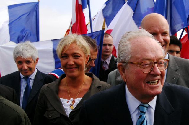 Philippe PENINQUE (G), ici avec Marine et Jean Marie LE PEN pendant la campagne de l'élection présidentielle de 2007 à Valmy l