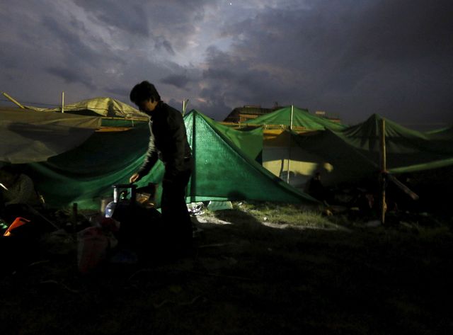 Des milliers d'habitants de Katmandou s'apprêtent à passer une seconde nuit dans le froid et la pluie glacée