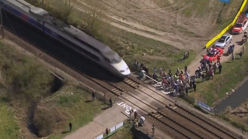 Le TGV arrive à 110 km/heure sur le passage à niveau de Wallers dans le Nord