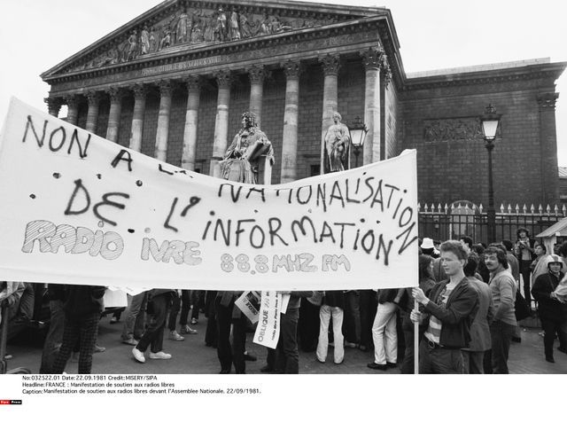 Manifestation de soutien aux radios libres devant l'Assemblée Nationale, 22/09/1981