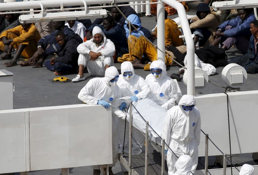 Les secours prennent en charge les victimes du naufrage qui a fait 700 morts au large de la Libye ce 19 avril