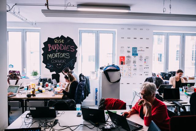 Des personnes travaillent au NUMA, pépinière dédiée aux start-ups et à l'innovation.