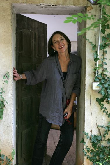 Marie Hugo devant la porte de l'atelier