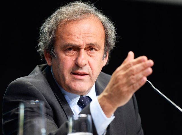 Michel Platini demande à Sepp Blatter de quitter son poste.