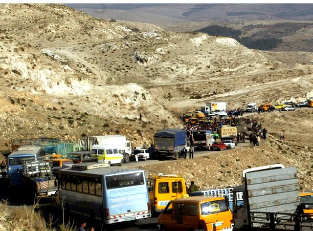Des Palestiniens s'apprêtent à passer un chek-point