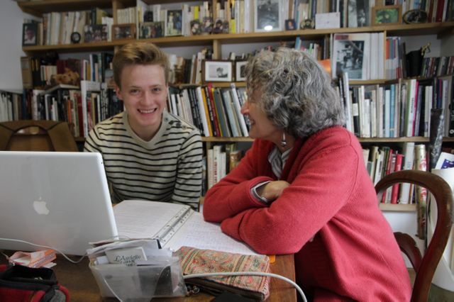 Claudine et son petits fils Colin, révisent pour le bac