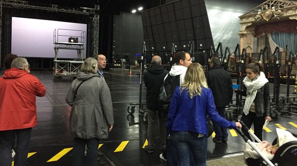 Le guide Patrick Gonzalez avec un groupe de visiteurs dans les coulisses de l'Opéra Bastille (© Jean-Baptiste Urbain)