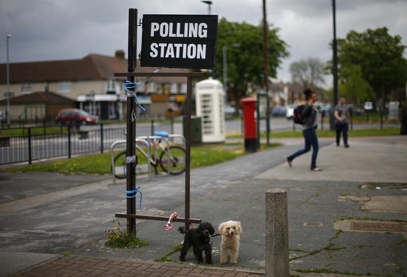 A Kingston-upon-Hull, en Grande-Bretagne, devant le bureau de vote