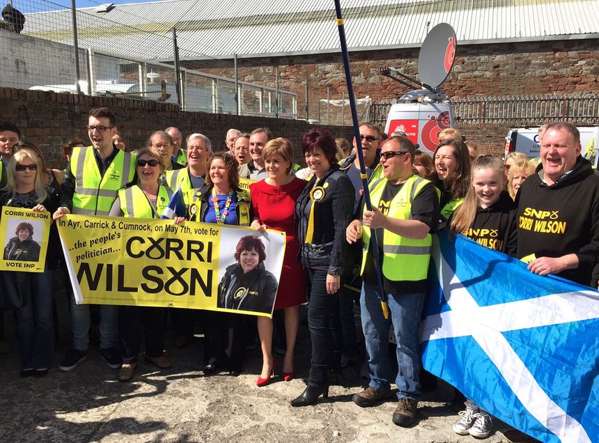 La chef du SNP, Nicola Sturgeon, et des militants