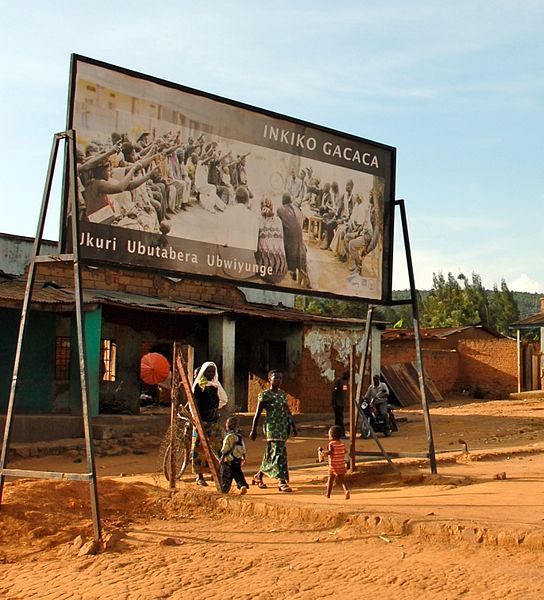 Pancarte annonçant la tenue prochaine d'un "gacaca" : tribunal communautaire de villageois, au Rwanda