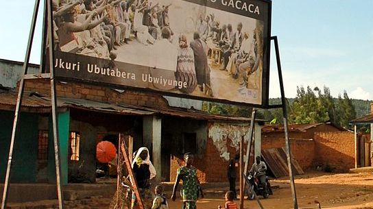 Pancarte annonçant la tenue prochaine d'un "gacaca" : tribunal communautaire de villageois, au Rwanda