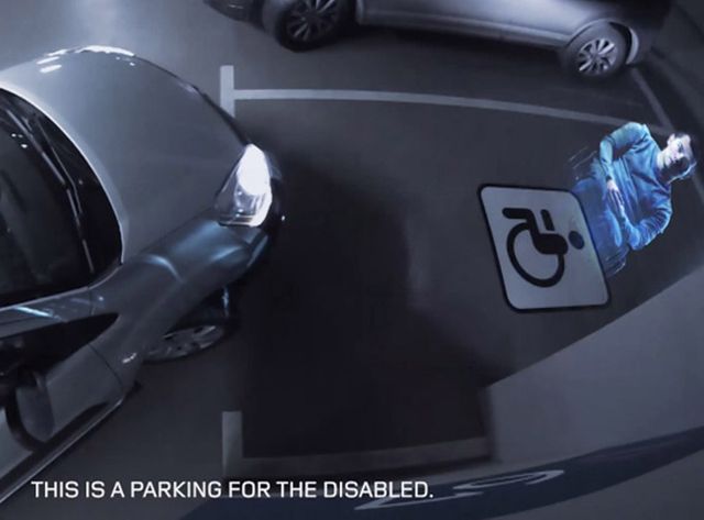 Les places pour handicapées surveillées par un hologramme parlant.