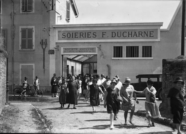 La sortie de l'usine F. Ducharne à Neuville-sur-Saône en 1930