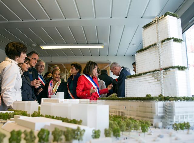 Christiane Taubira devant la maquette du nouveau palais