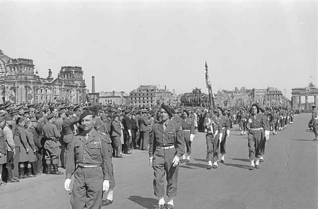 Défilé de militaires français du 159e RIA devant les ruines du Reichstag, le 8 mai 1946