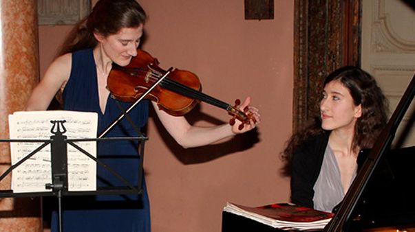 Maria (au violon) et Natalia Milstein (au piano). Photographie © EmmanuelWahlen.