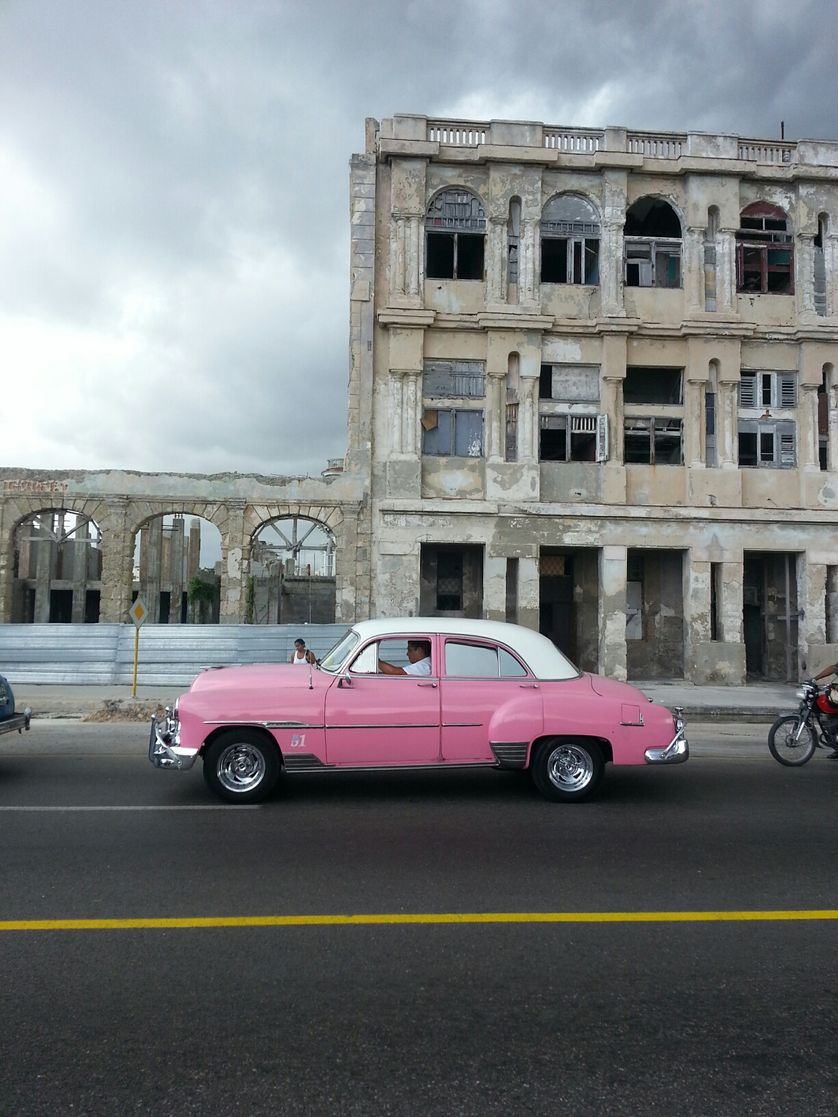 Belle voiture américaine sur le Malecón, à la Havane, en mai 2015