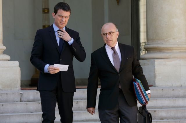 Manuel Valls et Bernard Cazeneuve à l'issue d'un conseil des ministres