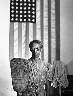 Gordon Parks a documenté la vie d'Ella Watson, femme de ménage, employée dans un immeuble du gouvernement fédéral à Washington.