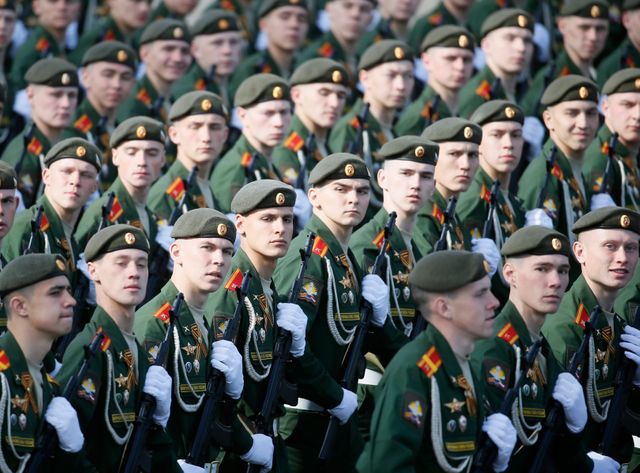 Près de 16.000 soldats ont défilé samedi à Moscou pendant près d’une heure