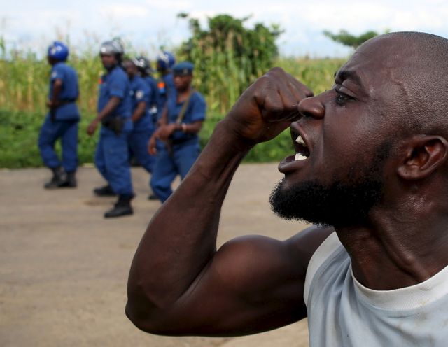 Burundi : un manifestant favorable au coup d'Etat lors d'une manifestation réprimée par la police