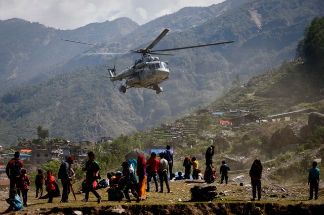 Les survivants dans les régions inaccessibles sont évacués en hélicoptère.