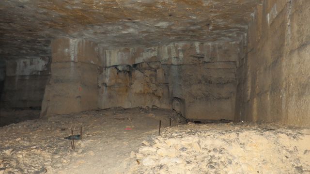 Dans la carrière de la brasserie Saingt, chaque famille réfugiée s’aménageait un coin, séparé par des draps tendus.