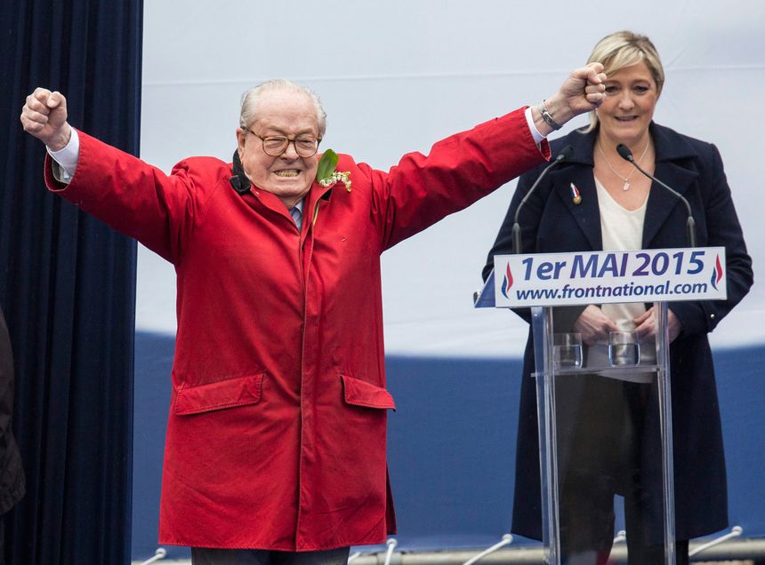 Jean-Marie Le Pen monté de lui même à la tribune du 1er mai